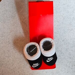 NIKE Newborn black and white booties